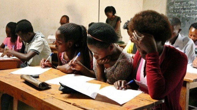 Des étudiants réfugiés assistent à un cours le 6 septembre 2016 au camp de Kiziba dans l'ouest du Rwanda.