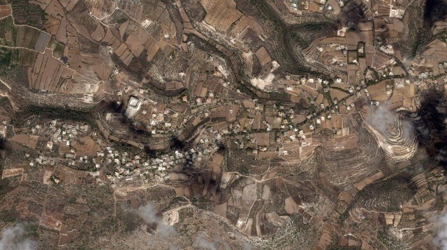 Une photo satellite datée du 13 octobre 2023 du village de Tayr Harfa, au sud du Liban, à la frontière avec Israël.