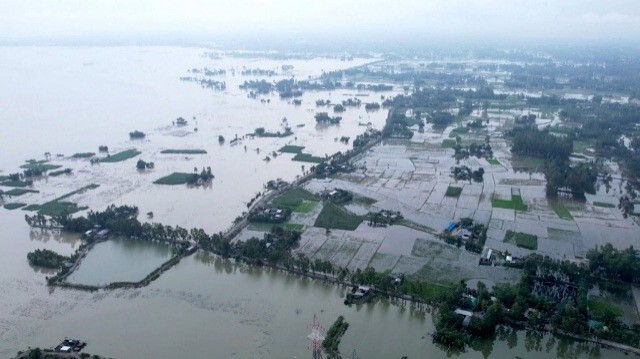 Une zone partiellement submergée par les inondations dans le district de Rangpur le 6 juillet 2024.