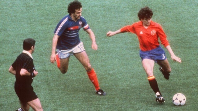 Le défenseur espagnol Jose Antonio Camacho et le capitaine de l'équipe de France Michel Platini, le 27 juin 1984 au Parc des Princes, lors de la finale France/Espagne de l'Euro 1984.