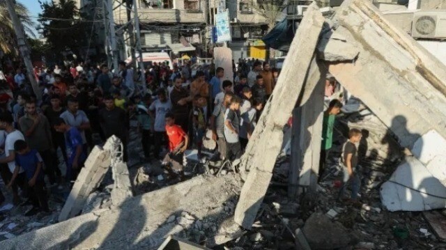 فلسطینیوں نے اسرائیلی بمباری سے بچنے کے لیے اسکول میں پناہ لی تھی۔