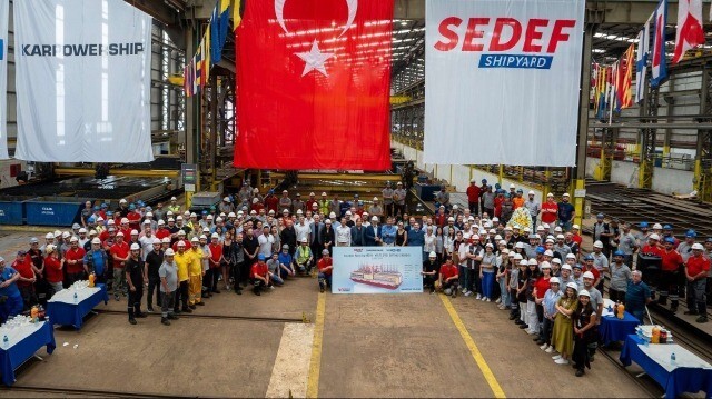 Karadeniz Holding’in 40 gemiden oluşan yüzen santral filosunun en yeni üyesi olacak yeni Powership’in sac kesim töreni 5 Temmuz Cuma günü Sedef Tersanesi’nde gerçekleştirildi. 