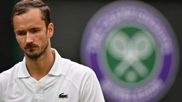 Le Russe Daniil Medvedev réagit lors de son match de simple masculin contre le Bulgare Grigor Dimitrov au quatrième tour du tournoi de Wimbledon 2024, le 7 juillet 2024.  