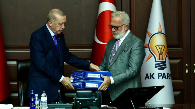 AK Parti Grup Başkanvekili Yenişehirlioğlu, sahipsiz köpeklere ilişkin raporu Cumhurbaşkanı Erdoğan'a sundu.