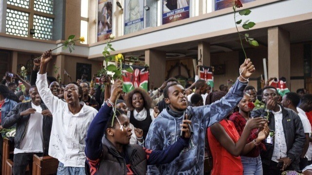 Des jeunes participant tiennent des roses en l'honneur des vies perdues lors des récentes manifestations contre les hausses d'impôts proposées par le gouvernement, le jour "saba-saba", un euphémisme local pour le 7 juillet, un jour symbolisant la lutte contre la tyrannie lorsque les dirigeants de l'opposition ont mené des manifestations pour exiger la fin du régime de parti unique au Kenya à la fin des années 90, à Nairobi, le 7 juillet 2024. 