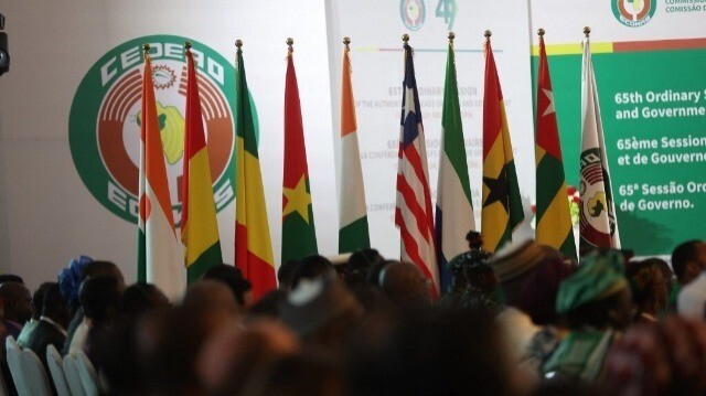 Cette photo montre les drapeaux des pays de la Communauté économique des États de l'Afrique de l'Ouest (CEDEAO) à la villa présidentielle nigériane, lors de la 65e session ordinaire des chefs d'État et de gouvernement de la CEDEAO à Abuja, le 7 juillet 2024. 