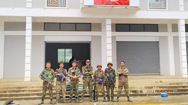 L'alliance des groupes armés ethniques regroupant, outre la TNLA, l'Armée d'Arakan (AA) et l'Armée de l'alliance démocratique nationale du Myanmar (MNDAA), a lancé une offensive en octobre dernier contre l'armée près de Lashio et le long de la frontière chinoise.