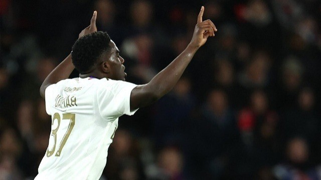 L'attaquant ghanéen de Lyon, Ernest Nuamah, célèbrant son premier but en Ligue 1 contre le Paris Saint-Germain (PSG), au Parc des Princes, le 21 avril 2024.