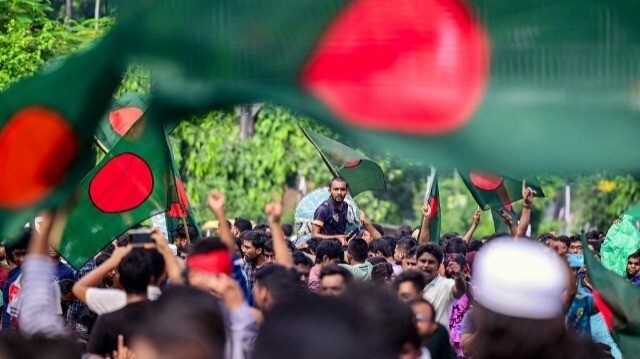 Des étudiants et des aspirants à l'emploi se rassemblent pour manifester à Dhaka, le 3 juillet 2024, pour demander le rétablissement de la circulaire du gouvernement du Bangladesh publiée en 2018 qui a aboli le système de quotas dans les services gouvernementaux.