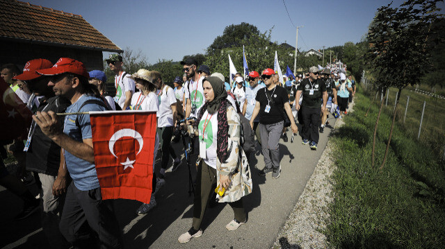 Avec des drapeaux de la Bosnie, palestiniens ou encore turcs, les marcheurs sont partis de Nezuk, où les premiers rescapés de Srebrenica sont arrivés le 16 juillet 1995.