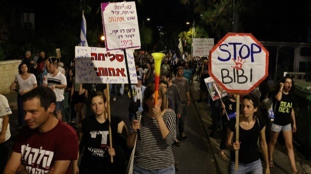 Des manifestants brandissent des banderoles lors d'une marche appelant à un accord d'échange de prisonniers entre le Hamas et Israël, à Jérusalem le 7 juillet 2024.