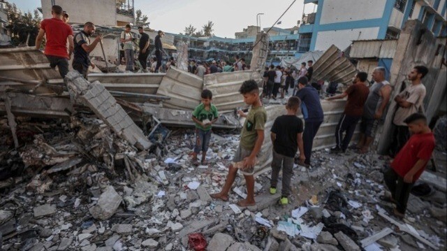 Des Palestiniens inspectent la zone après les attaques israéliennes sur une école appartenant à UNRWA, dans le camp de réfugiés de Nuseirat dans la Bande de Gaza, le 06 juillet 2024.