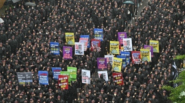 Des membres du syndicat national de Samsung Electronics organisent un rassemblement alors qu'ils entament une grève générale de trois jours devant la fonderie et l'usine de semi-conducteurs de l'entreprise à Hwaseong, le 8 juillet 2024.