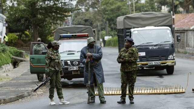 Des membres de la police kényane sont vus postés à l'extérieur de State House à Nairobi le 27 juin 2024.