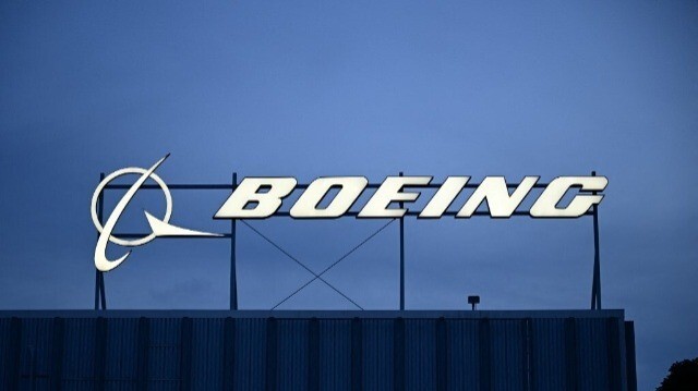 Le logo de Boeing Co. est affiché à l'extérieur des bureaux de la société près de l'aéroport international de Los Angeles (LAX) à El Segundo, en Californie, le 18 janvier 2024. 