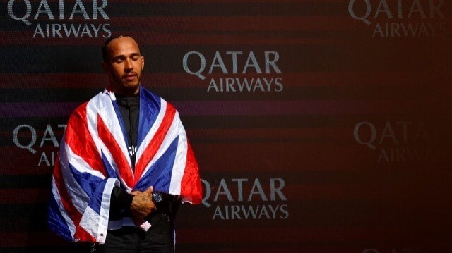 Le pilote britannique de Mercedes, Lewis Hamilton, sur le podium après avoir remporté le Grand Prix de Grande-Bretagne de Formule 1 sur le circuit automobile de Silverstone, le 7 juillet 2024.