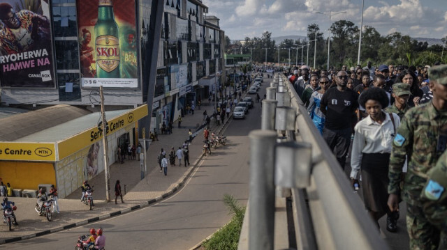 Des personnes participent à la Marche du souvenir dans le cadre des commémorations du 30e anniversaire du génocide des Tutsis à Kigali, le 11 avril 2024. 