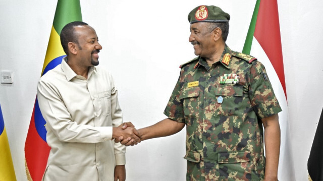 Le président du Conseil de souveraineté transitoire du Soudan (TSC), le général Abdel Fattah al-Burhan (à droite), accueille le Premier ministre éthiopien Abiy Ahmed lors d'une visite officielle à Port-Soudan, le 9 juillet 2024.