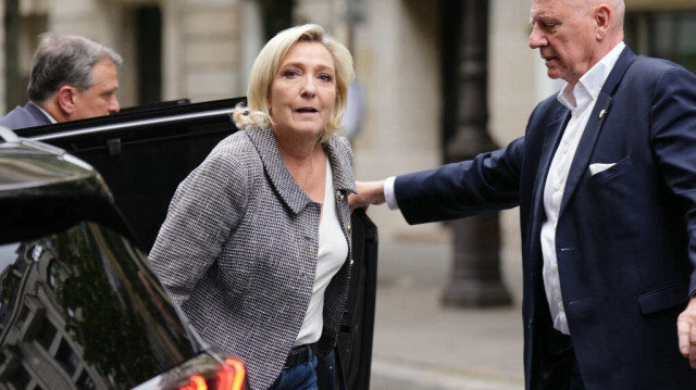 La dirigeante du parti d'extrême droite français Rassemblement national (RN), Marine Le Pen, arrive au siège du parti d'extrême droite Rassemblement national (RN) à Paris, le 8 juillet 2024, au lendemain du second tour des élections législatives en France.