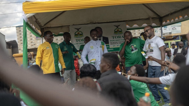 Frank Habineza (C), leader et président du Parti démocratique vert, réagit lors d'un rassemblement à Gihara, au Rwanda, le 23 juin 2024, avant les prochaines élections législatives et présidentielles au Rwanda. 