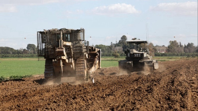 Des bulldozers roulent près de la frontière de la Bande de Gaza.