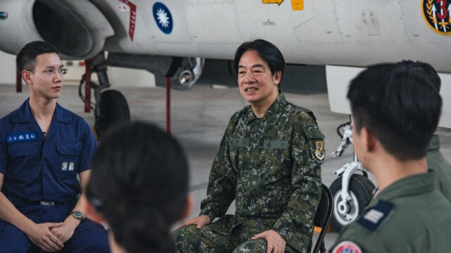 Le président taïwanais Lai Ching-te en uniforme militaire alors qu'il s'adresse à des soldats sur une base aérienne à Taichung.