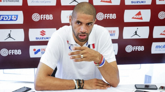 Le joueur de basket français et capitaine de l'équipe, Nicolas Batum, prend la parole lors d'une conférence de presse lors de la Journée des médias de l'équipe de basket olympique de France 5x5 à Paris, le 27 juin 2024.