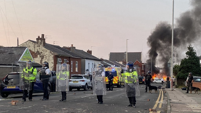 La fumée s'échappe d'un incendie déclenché par des manifestants racistes près de la mosquée de Southport, dans le nord-ouest de l'Angleterre, le 30 juillet 2024.