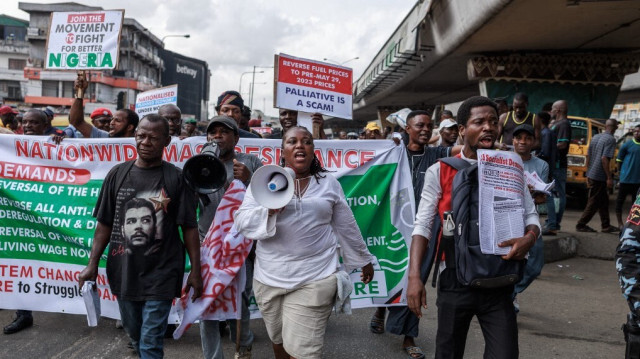 Des manifestants brandissent des pancartes et des banderoles lors de la protestation nationale du Front d'action conjoint (JAF) et de la Coalition pour la révolution (CORE) contre la politique du président nigérian Bola Tinubu, à Lagos, le 26 février 2024. 