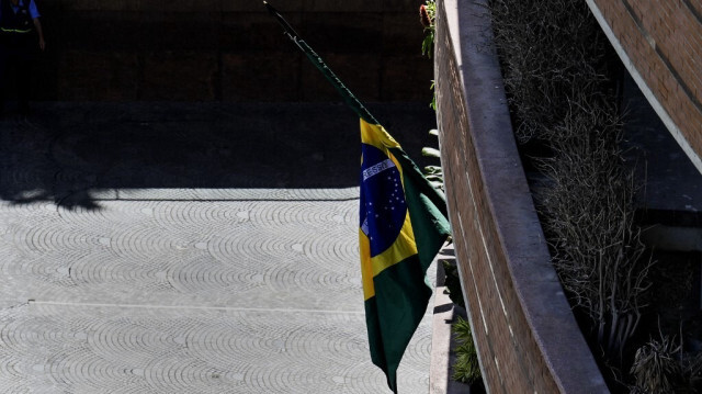 Un drapeau brésilien est photographié à l'ambassade d'Argentine, à Caracas, au Venezuela, le 1er août 2024.