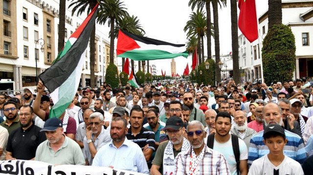 Des manifestants brandissent des drapeaux palestiniens lors d'une protestation visant à dénoncer l'assassinat du chef du Hamas, Ismail Haniyeh, à Rabat, le 31 juillet 2024.