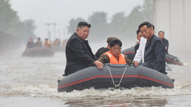 Le dirigeant nord-coréen Kim Jong Un à bord d'un dinghy dans les eaux de crue alors qu'il inspecte la zone pour constater les dégâts après des pluies record le 29 juillet dans la ville de Sinuiju dans la province de Pyongan du Nord, le 31 juillet 2024.