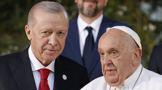 Le président turc Recep Tayyip Erdogan et le pape François, lors du sommet du G7 organisé par l'Italie, à Savelletri, le 14 juin 2024.  
