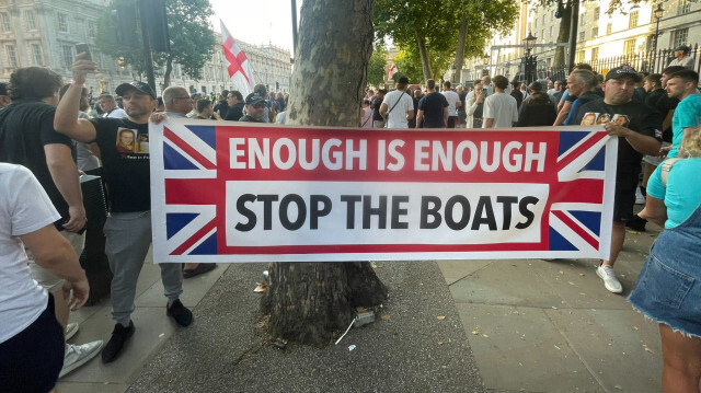 Manifestants britanniques d'extrême-droite à Londres, le 31 juillet 2024, dénonçant le meurtre à Southport de trois fillettes par un migrant.