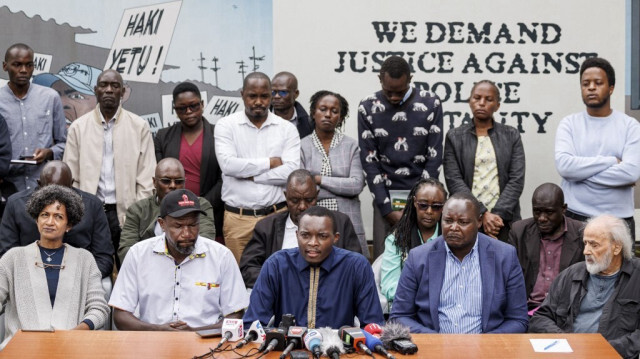 Le fondateur de 254-Hope Kenya, le Dr Clarence Eboso (C), s'adresse à la presse en compagnie d'autres représentants d'organisations de la société civile qui composent le groupe de travail sur les réformes de la police, dans les locaux de la Commission nationale des droits de l'homme du Kenya, à Nairobi, le 26 juin 2024.