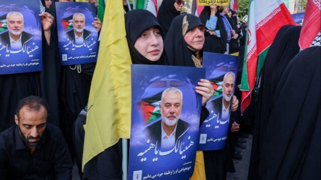 Des Iraniennes tiennent des portraits du chef du Hamas, Ismail Haniyeh (C), sur la place de Palestine, dans la capitale Téhéran, en Iran, le 31 juillet 2024.