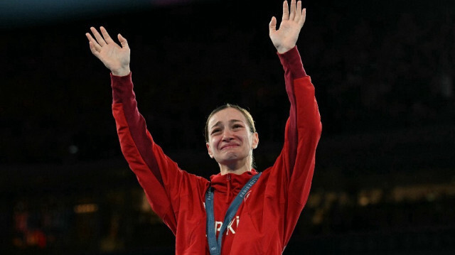 La médaillée d'argent turque Buse Naz Cakiroglu pose sur le podium lors de la cérémonie de remise des médailles de la catégorie finale de boxe féminine 50 kg pendant les Jeux Olympiques de Paris 2024 au stade Roland-Garros, à Paris, le 9 août 2024.