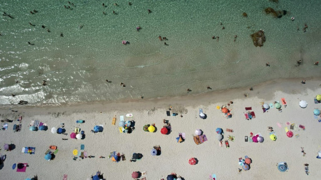 Une plage sur l'île méditerranéenne française de Corse.