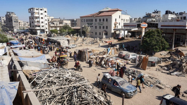 Des Palestiniens déplacés quittent une zone à l'est de Khan Younès vers l'ouest, après que l'armée israélienne a émis un nouvel ordre d'évacuation pour certaines parties de la ville, dans le sud de la bande de Gaza, le 8 août 2024. 