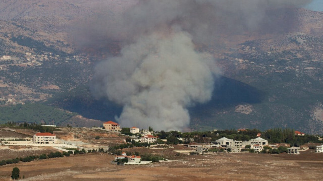 De la fumée s'échappe du site d'un raid aérien israélien qui a ciblé les environs du village libanais de Kfar Hamam, au sud, le 9 août 2024.