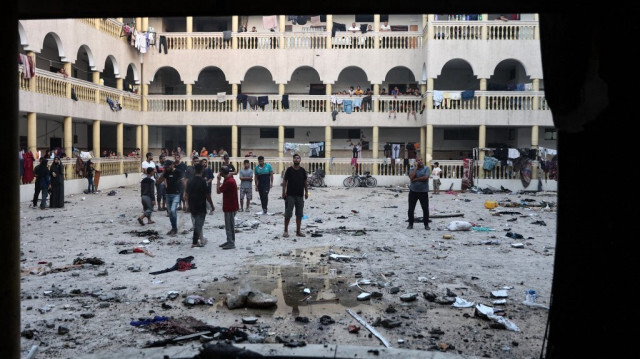 Des Palestiniens déplacés se rassemblent dans la cour d'une école touchée par une frappe israélienne à Gaza City le 10 août 2024, qui a tué plus de 100 personnes.