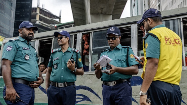 Des policiers bangladais se réunissent pour discuter de l'état de la circulation après avoir mis fin à leur grève et repris leurs fonctions suite à une réunion avec le gouvernement intérimaire à Dhaka, le 12 août 2024.