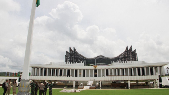 Le futur palais présidentiel en construction, qui accueillera la célébration du 79e jour de l'indépendance de l'Indonésie le 17 août, est visible dans la future capitale de Nusantara (IKN) à Penajam Paser Utara, dans le Kalimantan oriental, le 10 août 2024.