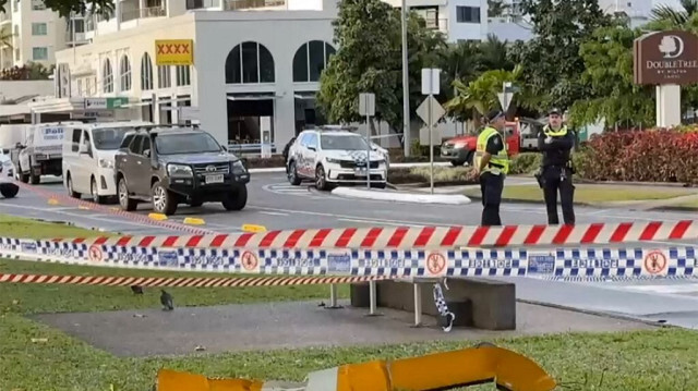 Un morceau de l'hélicoptère gisant au bord de la route après s'être écrasé sur le toit de l'hôtel Hilton à Cairns le 12 août 2024, tuant le pilote et déclenchant un incendie sur le toit du bâtiment.


