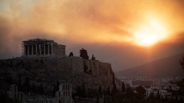 Le temple du Parthénon au sommet de la colline de l'Acropole, enveloppé dans un nuage de fumée provenant d'un incendie de forêt, à Athènes, le 12 août 2024.