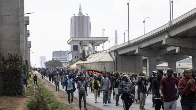 Des manifestants marchent sur une autoroute en direction de l'aéroport lors de manifestations nationales demandant des comptes au gouvernement du président William Ruto, à Nairobi, le 23 juillet 2024. 