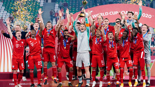 Bayern Münihli futbolcular düzenlenen törenle kupayı kaldırdı. 