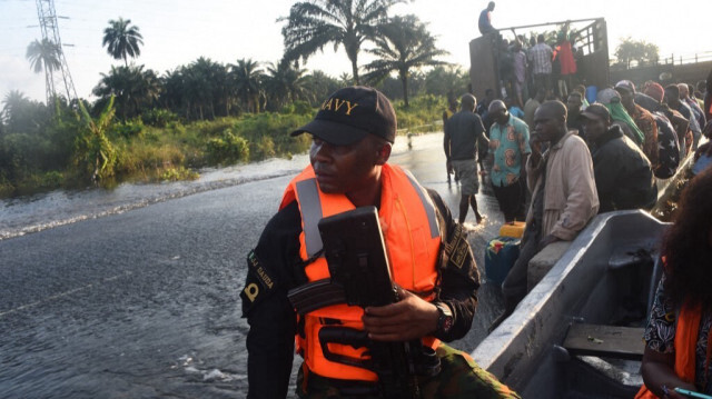 Un agent maritime à bord d'un bateau fourni pour évacuer les victimes déplacées des inondations sur l'autoroute est-ouest dans le district d'Ahoada de l'État de Rivers, le 22 octobre 2022. 