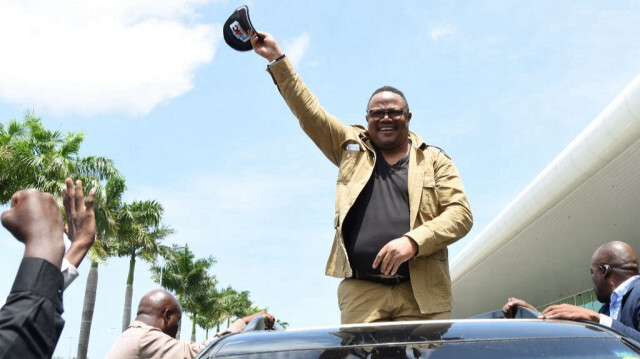 Tundu Lissu (C), pilier de l'opposition tanzanienne, réagit devant ses partisans à son retour après environ cinq ans d'exil, à l'aéroport international Julius Nyerere de Dar es Salaam, le 25 janvier 2023.  