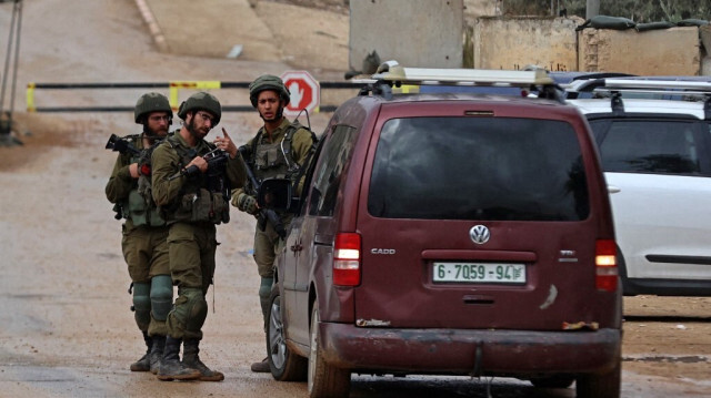 Les forces de sécurité israéliennes arrêtent un véhicule dans le village palestinien de Beita le 13 septembre 2023.